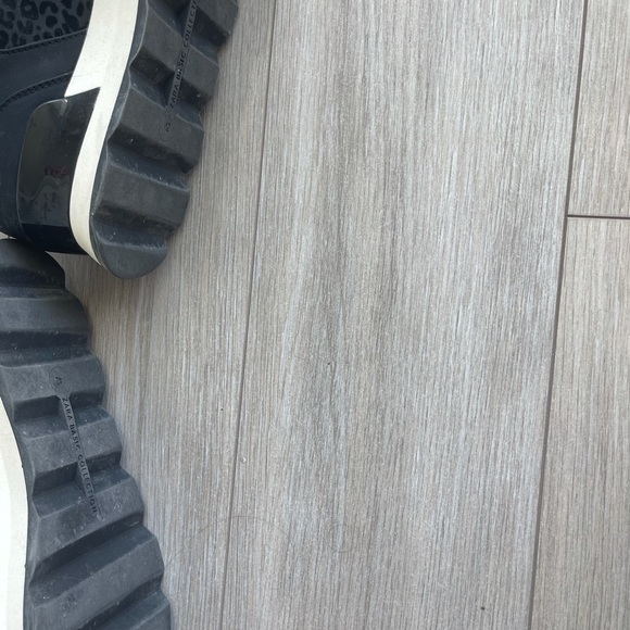 Zara shoes. Like new. Worn once - Picture 3 of 3